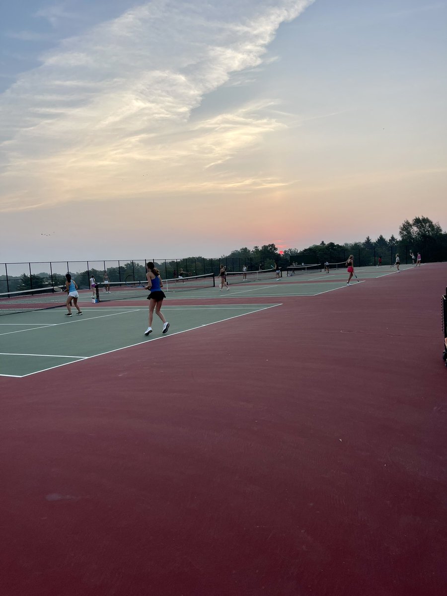 Beautiful sunrise on our early morning practice! Trying to beat the heat 🔥