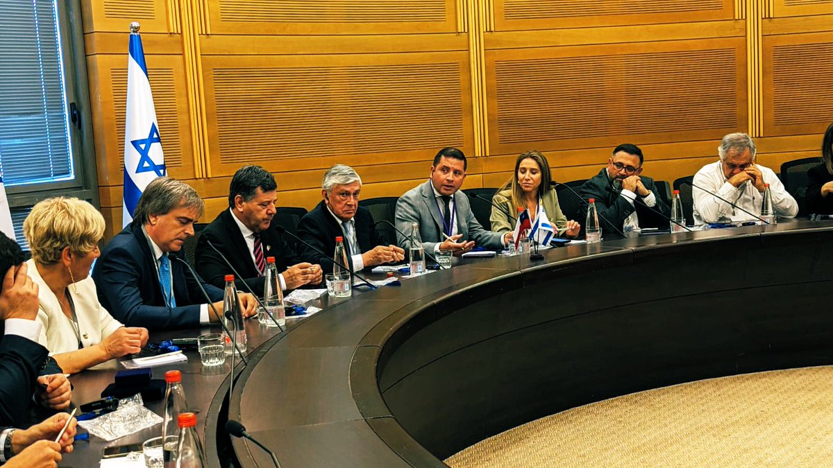 EmbChileIsrael's tweet photo. Acompañamos a congresistas de la @Camara_cl y del @Senado_Chile en reuniones de trabajo en la @KnessetENG en 🇮🇱
📌 Abordarmos la relación 🇮🇱🤝🇨🇱 y su profundización en economía, ciencia y cultura.
📌 Nos reunimos con el líder del grupo interparlamentario de amistad Chile-Israel. https://t.co/EHAmD06ETF