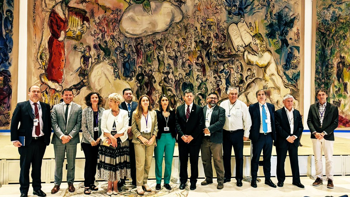 EmbChileIsrael's tweet photo. Acompañamos a congresistas de la @Camara_cl y del @Senado_Chile en reuniones de trabajo en la @KnessetENG en 🇮🇱
📌 Abordarmos la relación 🇮🇱🤝🇨🇱 y su profundización en economía, ciencia y cultura.
📌 Nos reunimos con el líder del grupo interparlamentario de amistad Chile-Israel. https://t.co/EHAmD06ETF
