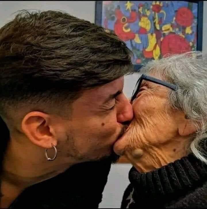 lobitoisaias's tweet image. Todo sea por ese Ipone 15 que va a salir 🤣 #ipone