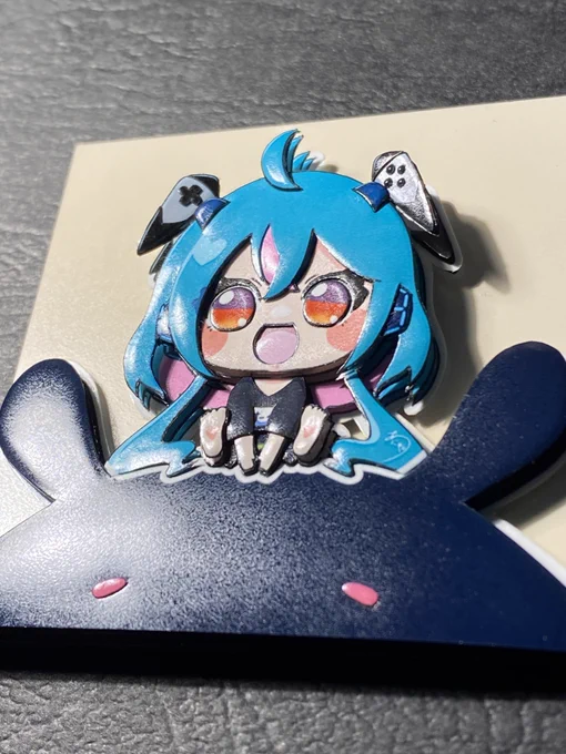 あにゃ。× マァサンイラストのシャドーボックスを色んな角度から撮影したもの。ミニ額サイズながらインナーカラーが印象的な髪型や笑顔溢れるお顔、マァサンの存在感溢れる丸み、髪に挿さったコントローラーのボタンや足の裏(!)など描かれた様々なモチーフをイラストに忠実に立体加工しています。 