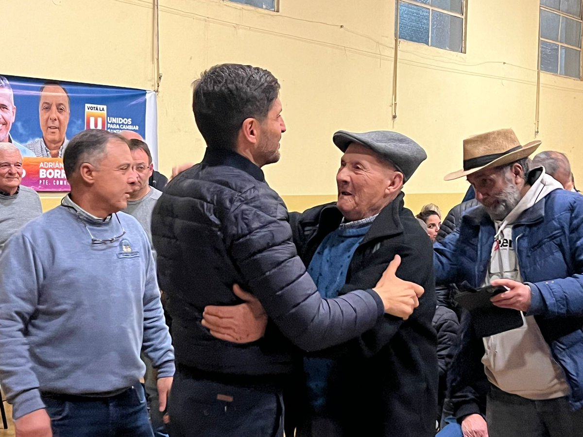 maxipullaro's tweet photo. En #Bombal hablamos con los vecinos junto a @germangiacomino para escucharlos y contarles como vamos a trabajar con Adrián Borraccetti para atender las problemáticas como: vivienda, parque industrial y una mejor atención en salud. Desde el gobierno provincial se pueden coordinar políticas conjuntas con la Comuna para que los bombalenses vivan mejor.