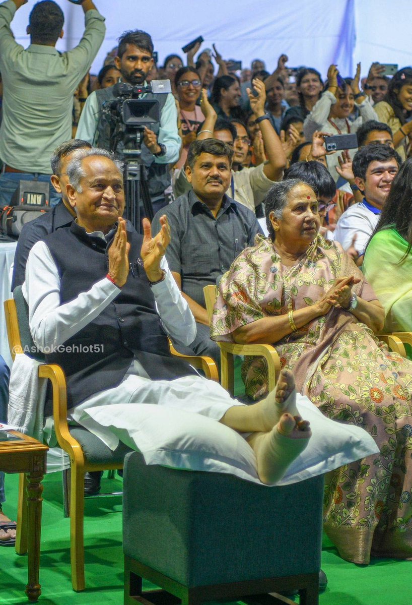 ashokgehlot51's tweet photo. नभ स्पृशं दीप्तम् !

आखिरकार इसरो के प्रबुद्ध वैज्ञानिकों की वर्षों की मेहनत से वह ऐतिहासिक पल आ गया जिसके लिए पूरा देश प्रार्थना व इंतजार कर रहा था। 

चंद्रयान 3 की कामयाबी के लिए टीम के सभी वैज्ञानिकों को हार्दिक बधाई।

विश्व स्तर पर देश को मिली यह अभूतपूर्व सफलता वैज्ञानिकों के अथक परिश्रम एवं नेहरू जी व इन्दिरा जी की अंतरिक्ष अनुसंधान के प्रति दूरदर्शिता का परिणाम है। आजादी के कुछ वर्षों बाद ही अंतरिक्ष अनुसंधान के लिए संस्थान बनाने से आज भारत वैश्विक अंतरिक्ष शक्ति बन गया है।

@isro
#Chandrayaan3