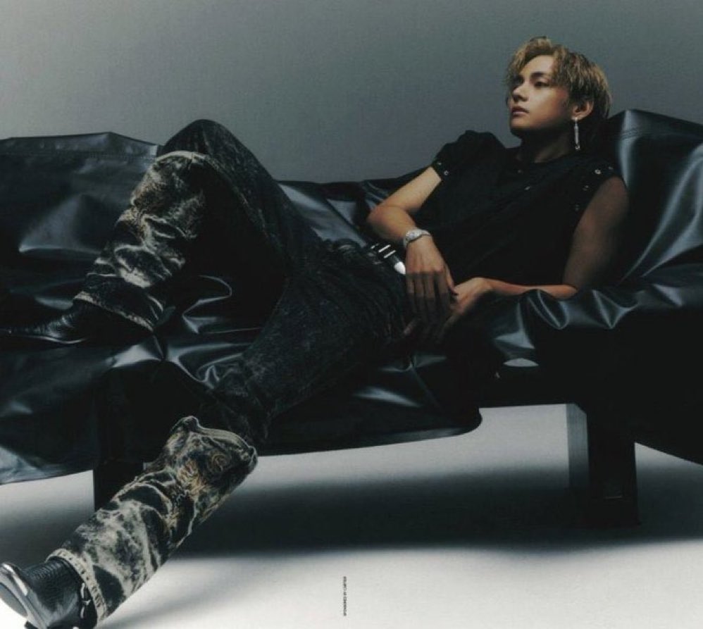 sevenrchive's tweet photo. KIM TAEHYUNG OH MY GOD?!! https://t.co/wLtyMeq86D