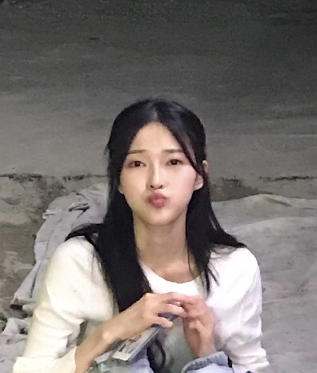 loa10a's tweet photo. 강릉 길고양이와 나 https://t.co/sxNgBf4ttP