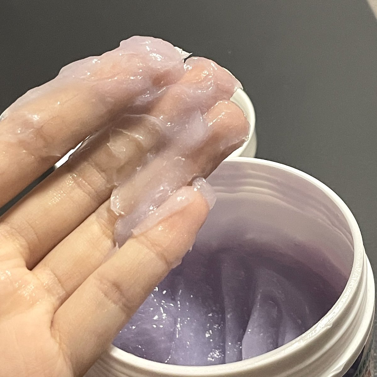 ช่วงที่มันแมสๆ นี่ก็ซื้อมาลอง2-3ปุกเลยนะ แต่ตอนนั้นเฉยๆเว่อ จนผ่านมาเกือบปีมั้งได้ลองอีกรอบ เอ๊า มันไม่เหมือนกัน สีเนื้อ สัมผัส คือต่างเลย แล้วหลังใช้'ทันที'คือนุ่มมากกกกก รู้ตัวอีกทีคือนั่งจับผมทั้งวัน จนต้องทักไปถามร้านว่ามันปรับสูตรหรือเราเจอของปลอมมา มันพันน้อยลงมาก