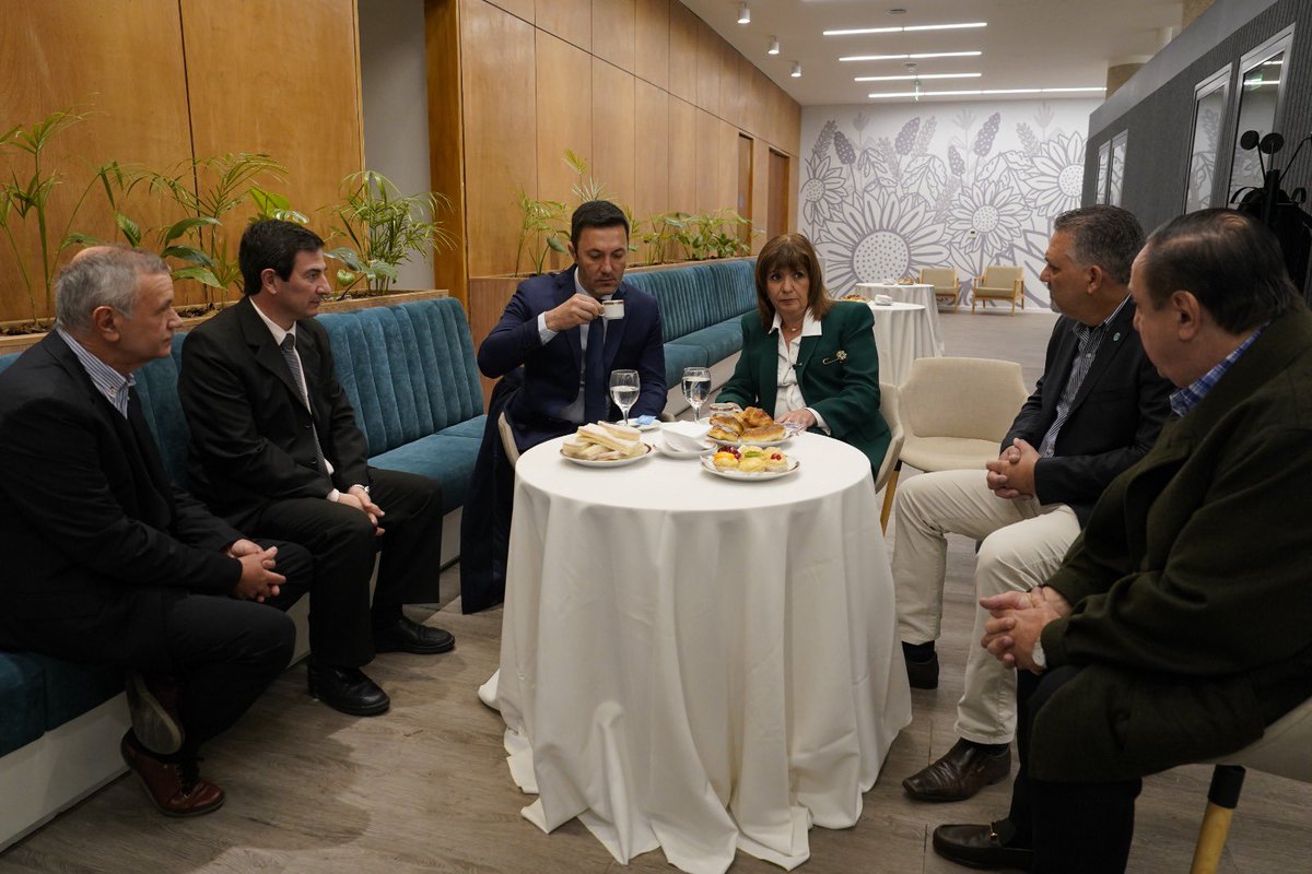 CONINAGRO's tweet image. 𝙀𝙎𝙏𝘼𝙈𝙊𝙎 𝙀𝙉 𝙑𝙄𝙑𝙊

Llegó @PatoBullrich al Congreso de Coninagro

Sumate al streaming haciendo click aquí ↙
🔴 congresoconinagro.com.ar

#ConectateAlCongreso #SomosConinagro 🚜🇦🇷