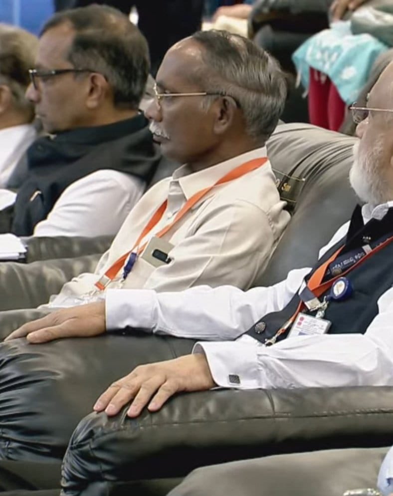 MahadevPandey20's tweet photo. Today my eyes became moist with happiness. Blessed are the scientists of our country.
 Today we have succeeded.  thank you isro. Jai Hind 🇮🇳#Chandrayaan3 https://t.co/UnqKLZLF5C