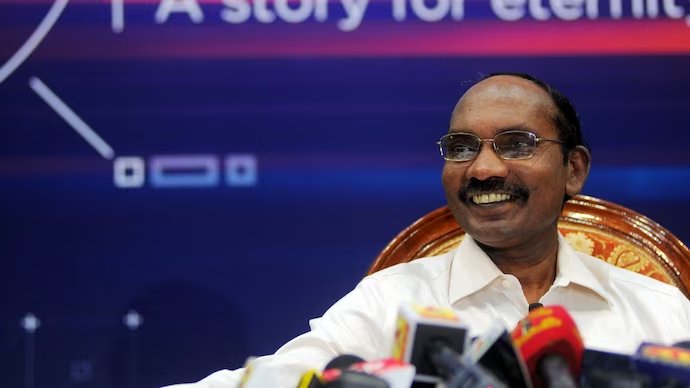 Dualipa589's tweet photo. The smile I was waiting to see. #Chandrayaan3 creates history.! #IndiaOnTheMoon https://t.co/V4bgaaJzqM