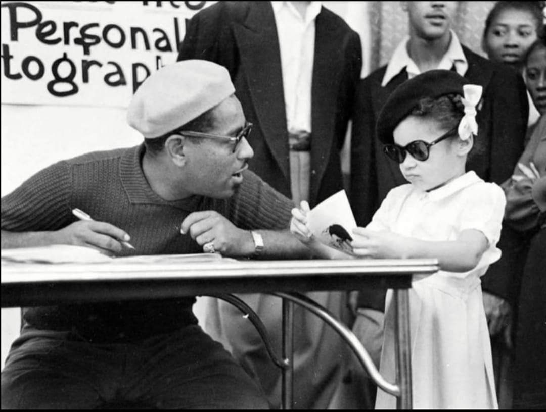 Dizzy Gillespie meets a young fan more hip than him! 😎
#SMLPDF 
sheetmusiclibrary.website