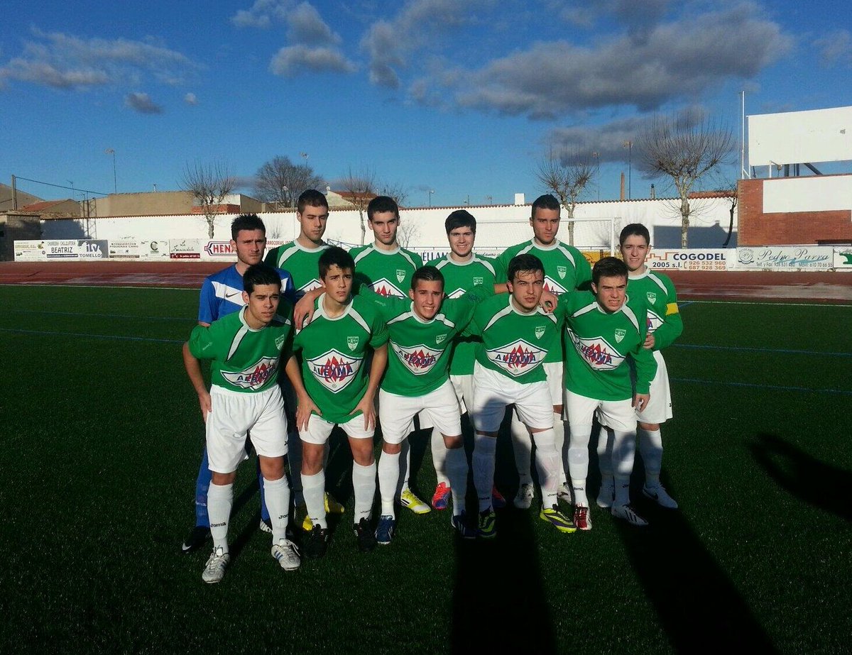 💚 Equipo juvenil del @CristoVegaCF. Año 2014. Muchos de ellos muy reconocibles. Entre ellos, el capitán del @CabezueloCristo, @albertocuevas96. ⚽ ¿Quiénes son los demás? Partido frente al AV Industria de Albacete.