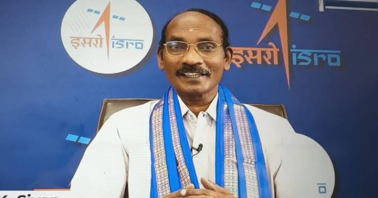 Chowdrey_Pro's tweet photo. The happiest person right now in the world 🇮🇳🥹🥹😍 #sivan

#Chandrayaan3Landing  #ISRO  #VikramLander #isroindia #Chandrayaan_3 #Chandrayan3 #Chandrayaan3Mission #MoonLanding #SurgicalStrike #ksivan https://t.co/3BAVA381hq