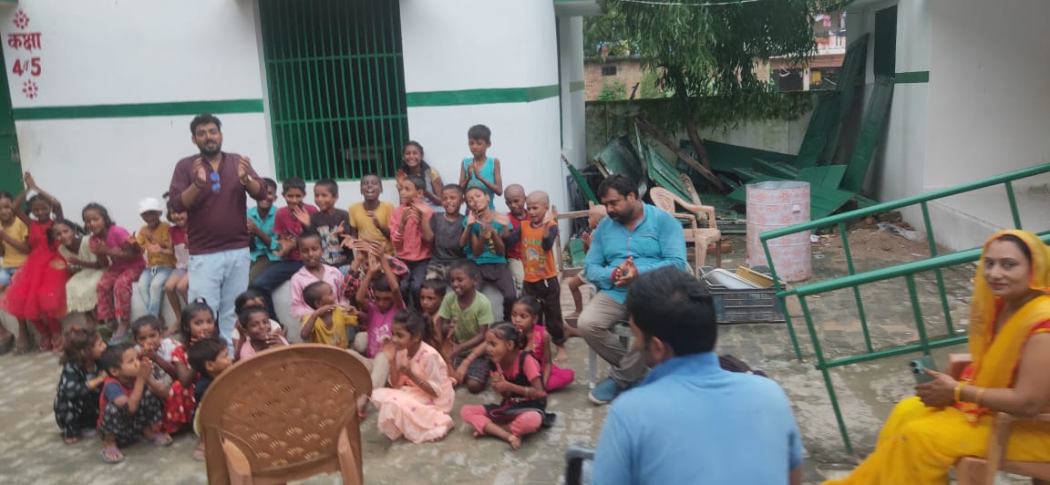 भारत माता की जय साथ ही साथ इसरो के वैज्ञानिकों की जय
ऐतिहासिक क्षण अपने बच्चों के संग विद्यालय में
 कर लो चंद मुट्ठी में
वैज्ञानिकों के साथ-साथ पूरे देश को बधाई साथ ही साथ सरकार को बधाई उत्तम सुविधा के लिए