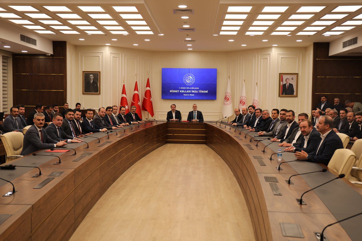 MemurSenKonf's tweet photo. 7. Dönem Toplu Sözleşme Kısmi Mutabakatla Sonuçlandı

7. Dönem Toplu Sözle��me görüşmelerinde 1 Ağustos'ta başlayan müzakere süreci sona erdi. Genele ilişkin tekliflerde uzlaşmaya varılamazken 11 hizmet kolunda mutabakat sağlandı. 

291'i hizmet kollarına ait olmak üzere kazanım sayısı toplamda 341'e ulaştı.

2024-2025 yıllarındaki yüzdelik zamlarla ilgili Kamu Görevlileri Hakem Kurulunda tahkim süreci başlayacak.

Refah payı, kira yardımı, en düşük kamu görevlisi maaşının 22.000 ₺'ye tamamlanması, YHS'nin GİH'e geçirilmesi tekliflerimiz başta olmak üzere genele ilişkin tekliflerimiz Hakem Heyetinde görüşülecek.

🔗 https://t.co/kgiz0pEY4e