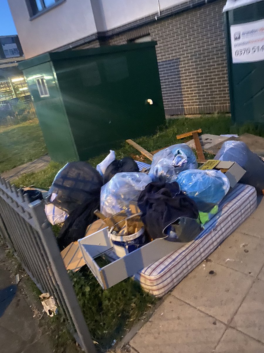 Nics8716's tweet photo. Can there be a rubbish clearance. Constant fly tipping open my window I’m affected by the bad smells/ flies of the overflowing bin and this DUMP. This is not acceptable paying full rent, service charge to live like this @ClarionSupport @ClarionSupport MerridaleCarstonCloseSE128TG https://t.co/4wRRjsSiI8