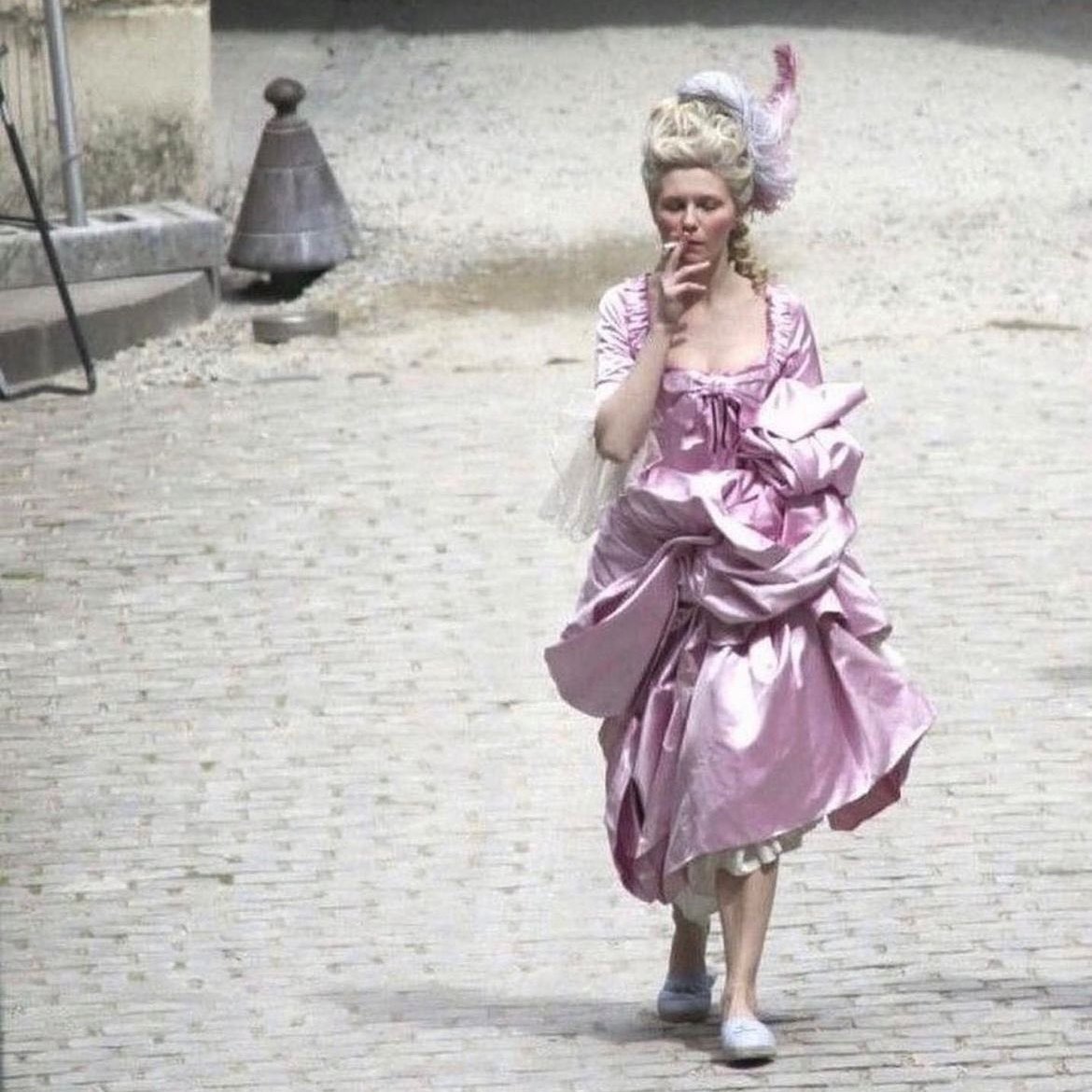 VarlanOlivier's tweet photo. Marie-Antoinette faisant une pause clope sur un arrêt de l'autoroute A4 en direction de Varennes [photographie colorisée, juin 1791]. https://t.co/ZdMaSxk8bB