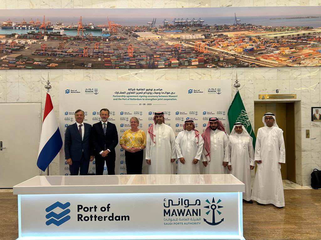 NLinKSA's tweet image. Ambassador @jaalberda &amp;amp; team attended the signing of a MoU between Port of #Rotterdam -CEO Boudewijn Siemons &amp;amp; MAWANI to start a collaborative business relationship focusing on sustainable port management &amp;amp; #energy transition, followed by a visit to Islamic Port of #Jeddah
