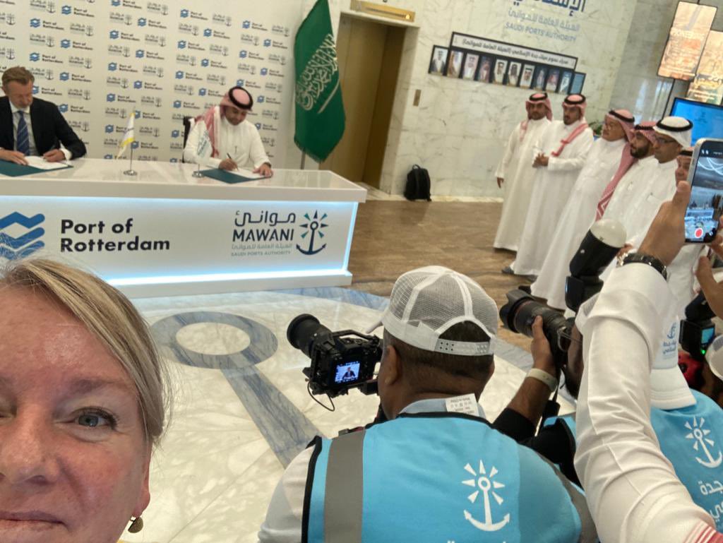 NLinKSA's tweet image. Ambassador @jaalberda &amp;amp; team attended the signing of a MoU between Port of #Rotterdam -CEO Boudewijn Siemons &amp;amp; MAWANI to start a collaborative business relationship focusing on sustainable port management &amp;amp; #energy transition, followed by a visit to Islamic Port of #Jeddah