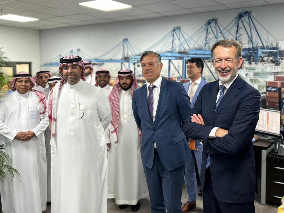 NLinKSA's tweet image. Ambassador @jaalberda &amp;amp; team attended the signing of a MoU between Port of #Rotterdam -CEO Boudewijn Siemons &amp;amp; MAWANI to start a collaborative business relationship focusing on sustainable port management &amp;amp; #energy transition, followed by a visit to Islamic Port of #Jeddah