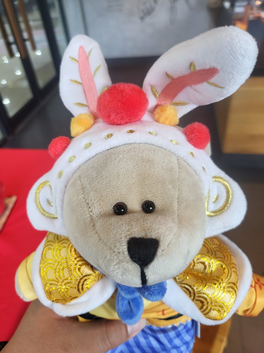 SurrenderedBear's tweet photo. RT สุ่มแจกสำหรับ Follower เท่านั้น ตุ๊กตาน้องหมี Starbucks จากประเทศจีน ดูคอสตูมแบบนี้ น่ารักขนาดนี้ ไม่หยิบทนไหวได้ไง หยิบมาแจกสำหรับ Follower เท่านั้น กด RT แล้วนอนรอหวยออกเอ๊ยรอสุ่มแจกอยู่ที่ไหนก็ได้บนโลกใบนี้ จะส่งไปให้ถึงที่เลย น่ารักขนาดนี้ ไม่รีทนไหวเหรอ ฟรี ถ้าพร้อมก็ลุย! https://t.co/S3TKdBM4Q3