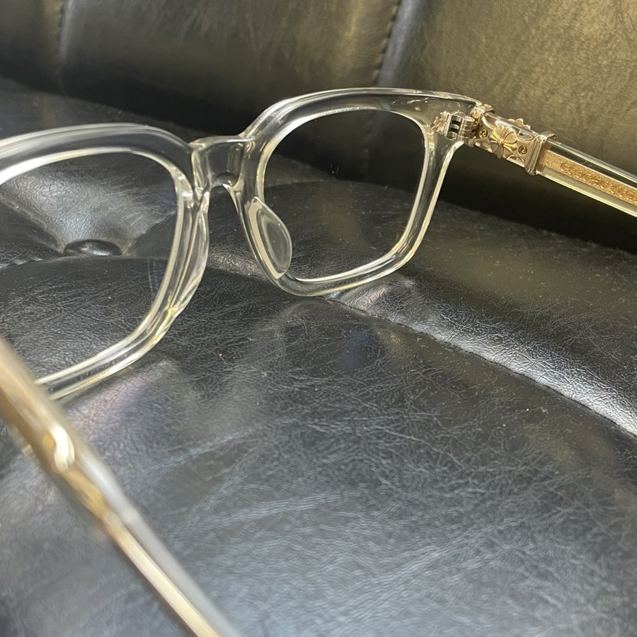 vector_chokuei's tweet photo. 【Today's Pickup】
祐天寺店の本日のおすすめ！

CHROME HEARTS
COX UCKER EYEWEAR
PRICE:¥168,000-

テンプルにCHクロスをあしらった一目でクロムハーツと分かるアイコニックなデザイン。クリアフレームとの組み合わせが異色で存在感抜群です。

https://t.co/dNmNVs9rK0

https://t.co/crYCei2caT

#vector #ベクトル #直営店 #買取 #古着 #古着買取 #高価買取 #古着好きと繋がりたい #古着好きさんと繋がりたい #古着通販 #フォロー大歓迎 #instagood #follow #followme #chromehearts #sunglasses #クロムハーツ #サングラス #クリアフレーム
