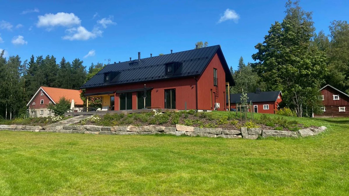 Kuvaterveiset Keski-Suomesta! Tämä yksilöllisesti suunniteltu CLT-koti rakentui vanhan maatalon pihapiiriin, ja se sulautuu paikalleen maatilan muiden rakennusten kanssa täydellisesti.     

#hoiskoclt #cltrakentaminen #kotimainen #clt #massiivipuurakentaminen #omakotitalo