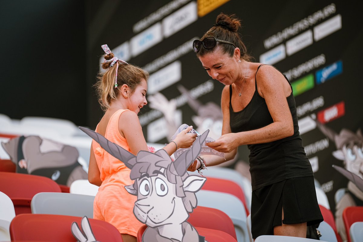 soycorredor_es's tweet photo. 😍 LO QUE FUI, LO QUE SERÉ.

Ha dicho @daniela0103gar en zona mixta que ha estado con una niña llegada de Mallorca justo tras acabar su carrera. A ella le ha entregado su dorsal firmado. 

📝 “Para Andrea, una monada de niña. De una mallorq…”

Cosas que solo pasan en el atletismo.

#CORREDOR\ #Budapest2023 Fotos: @sportmedia_es