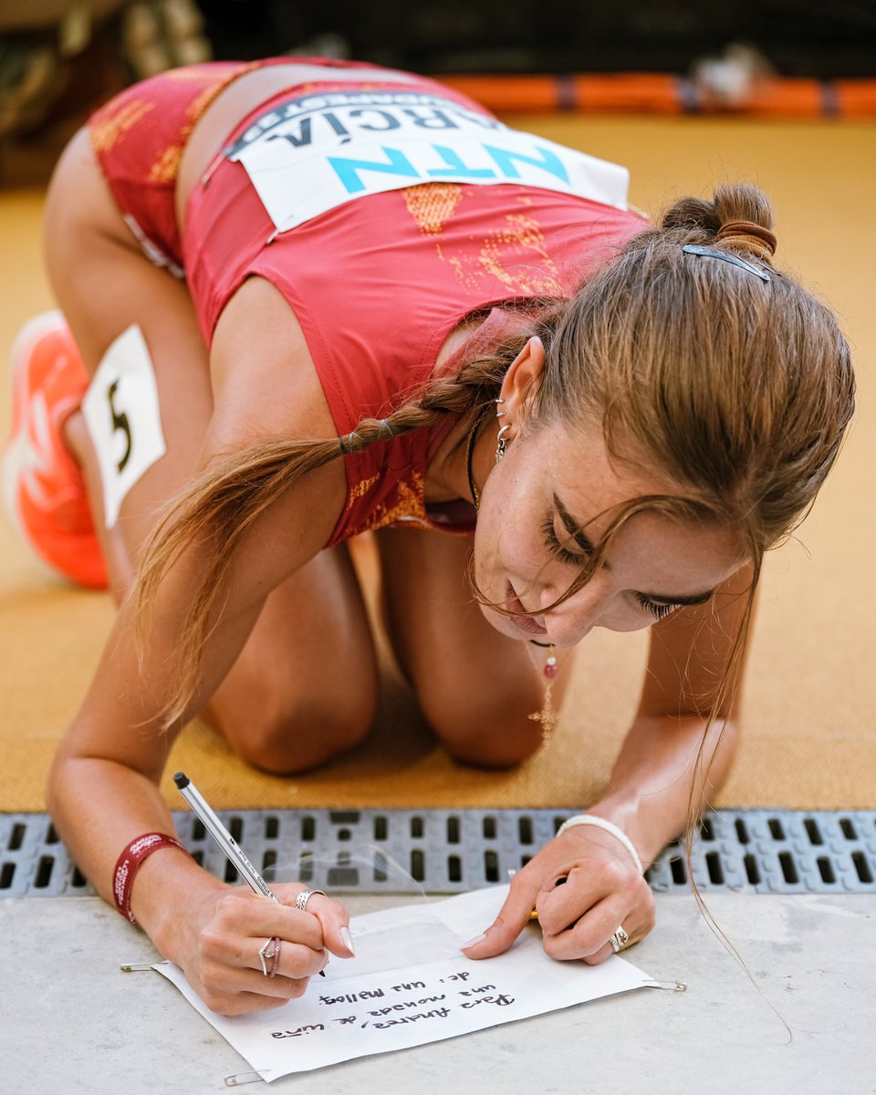 soycorredor_es's tweet photo. 😍 LO QUE FUI, LO QUE SERÉ.

Ha dicho @daniela0103gar en zona mixta que ha estado con una niña llegada de Mallorca justo tras acabar su carrera. A ella le ha entregado su dorsal firmado. 

📝 “Para Andrea, una monada de niña. De una mallorq…”

Cosas que solo pasan en el atletismo.

#CORREDOR\ #Budapest2023 Fotos: @sportmedia_es