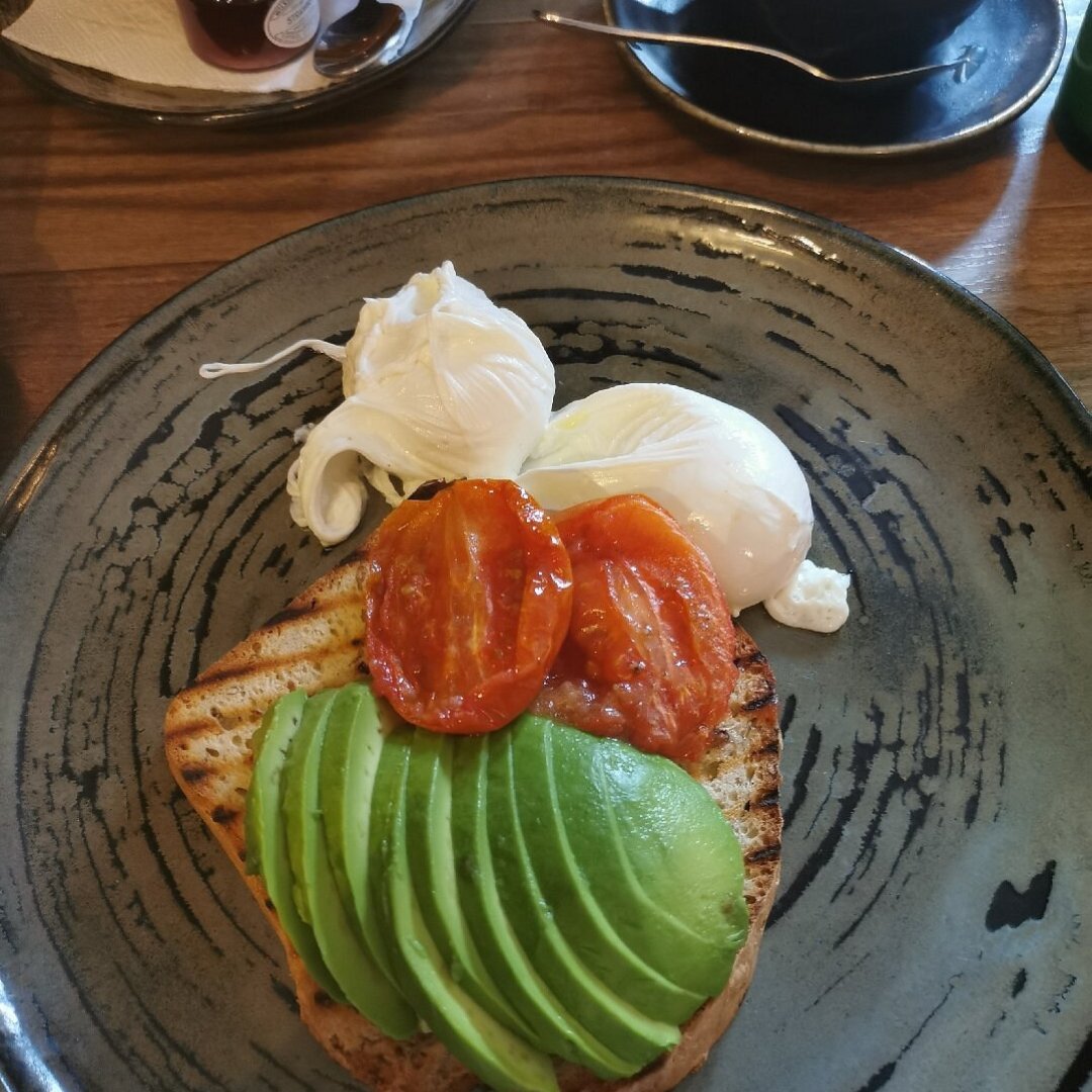 hwaybridge_wsx's tweet image. Did you know that #breakfast is included within your stay at The Halfway Bridge Inn? These perfectly #poachedeggs with tomatoes and avocado on toast is one of our delicious dishes on the breakfast menu. 

Book your stay online. 🗓️ buff.ly/38Zuaf9