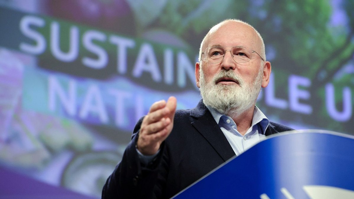 Frans Timmermans, padre del #GreenDeal e del bando alle #auto #benzina e #diesel, ha rassegnato le dimissioni dalla Commissione #Ue. Sarà sostituito da Maroš Šefčovič, che ha già dichiarato la necessità di rendere la transizione "equa e inclusiva"  -->  bit.ly/47Ue7OG
