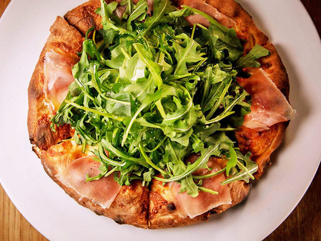 tokyo_calendar's tweet photo. 【東カレおすすめグルメ🍴】
-v--
『funicula』の「生ハムとルッコラの天然酵母ピザ」🍕
【#funicula】
📌東京都渋谷区西原3丁目1-1
💬予算:¥6,000ほど
誰かを誘って飲みたい日に訪れるのにもぴったり!
👇詳細はこちら
🔗:https://t.co/m9LJf26whz
🍴…°˖✧
お店選びは #グルカレ by #東京カレンダー
#代々木上原 #代々木八幡 #イタリアン #ピザ #デート #ディナー #女子会 #カウンター