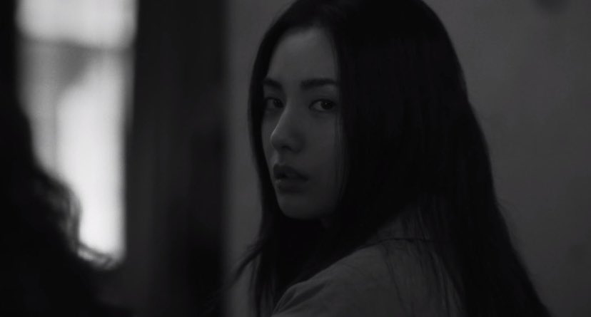 MVDeepQuotes's tweet photo. #MaskGirl

นางเอกอยากเป็นดารา มีปัญหาหน้าไม่ตรงบิวตี้สแตนดาร์ท แต่ความสามารถกับหุ่นปังมาก เลยเป็น BJ ใส่หน้ากากเต้นไลฟ์แทน วันนึงนางเอกอกหักเมาจนไลฟ์สดแก้ผ้า ตามมาด���วยการถูกนักสืบออนไลน์ไล่แหกตัวจริง โอตาคุที่ตามมาตลอดคุกคาม ล่อลวงไปข่มขืน บุลลี่ ฆาตกรรม ข่มขืน ล้างแค้น ฯลฯ https://t.co/6Osy6QCtKL
