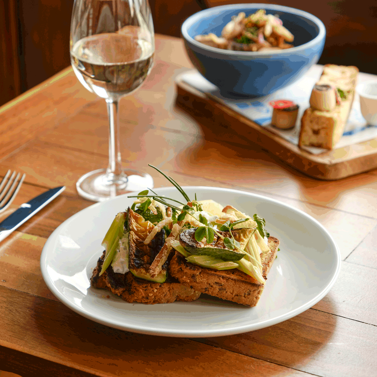 🍴 This open courgette sandwich is one of our go-to choices for brunch or lunchtime! 🍴

It's made with toasted rye bread, topped with truffle-whipped goats cheese, perfectly grilled courgettes and lemon 🥒🧀🍞🍋

Check out the full menu on our website – ow.ly/AWGq50PARGO