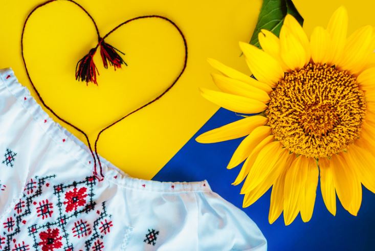 WaverleyBC's tweet photo. Tomorrow is Ukrainian Independence Day and the Mayor will be raising the Ukrainian flag at the council offices in Godalming at 11am to show our support for the Ukrainian people during this time of conflict.

#StandWithUkraine #SunflowersForUkraine #TheUnityWave #StandForFreedom https://t.co/cKN7Wi9DvQ