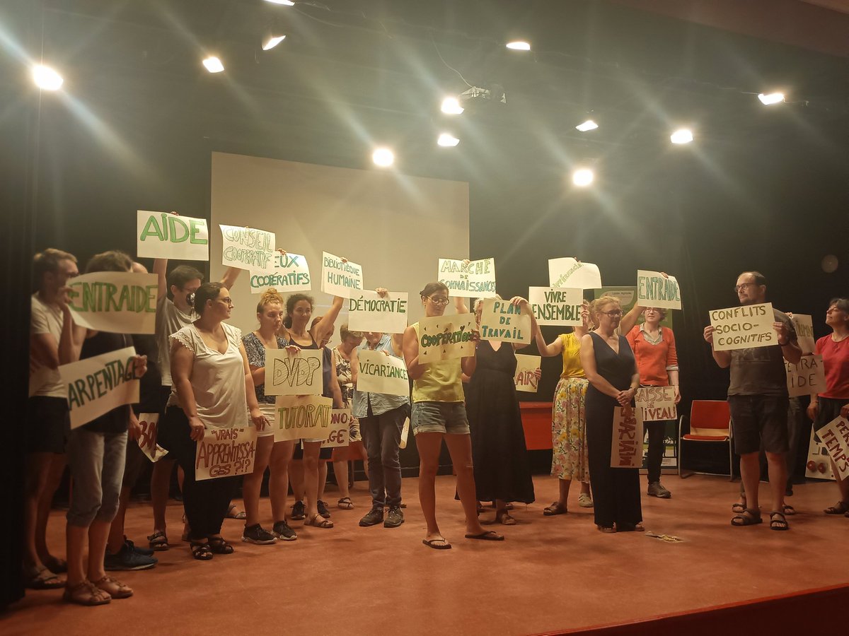 L'atelier coopération des #ReCRAP2023 comme si vous y étiez, ou presque.
Avec lecture de l'art. 1 du Code de l'éducation.
#coopération #entraide #onestdanslesclous
@SandrineSirvent <a href="/apanvier/">Anne Panvier</a> <a href="/SigWied/">Sig Wied</a> <a href="/ConnacSylvain/">Sylvain Connac ▶️🐘</a> <a href="/CyrilLASCASSIES/">Cyril LASCASSIES</a> @AurelieGLG <a href="/CarolineBaugey/">Caroline Baugey</a> <a href="/emilianazapato/">Nathalie No·iël</a> ...