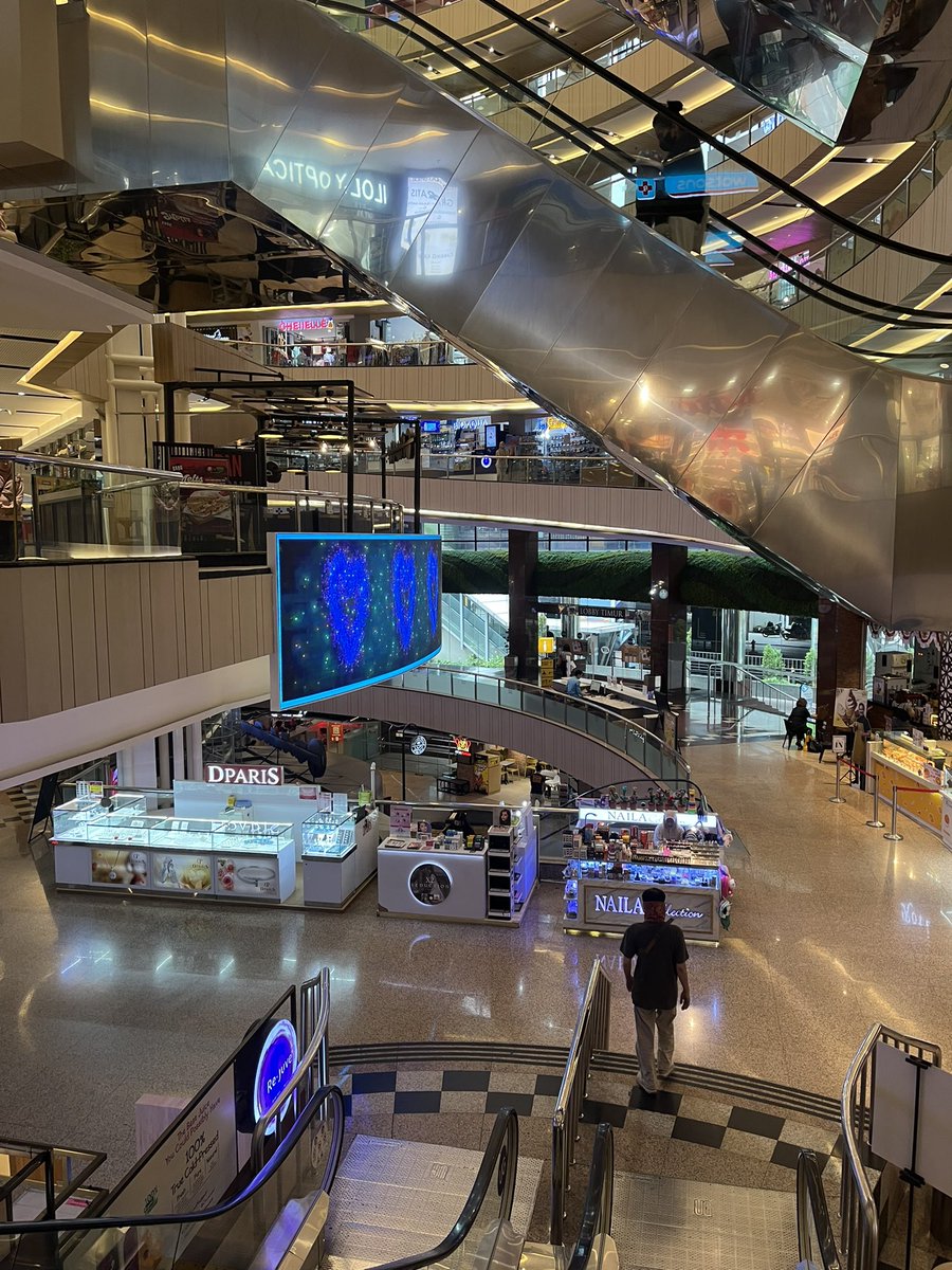 A Day in Blok M!

All bout food :

Pagi :
Ngeteh di LTG by esterakyat
Bakmi Jhon
Mochi Papaya

Siang :
Thai Baby

Sore :
Kopi Tuku
Taman Literasi

Malam
Sushi 368
Gultik

Kalau Blok M date versi kalian seperti apa guys?