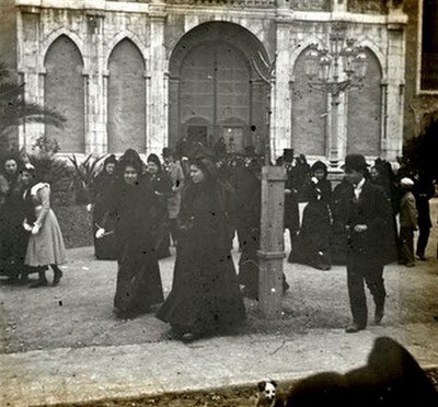 Sortida de misa

📸📂 Arxiu Comarcal del Garraf, Fons de Francesc Ferrer 

#arxiu #misa #vilanovailageltru #garraf