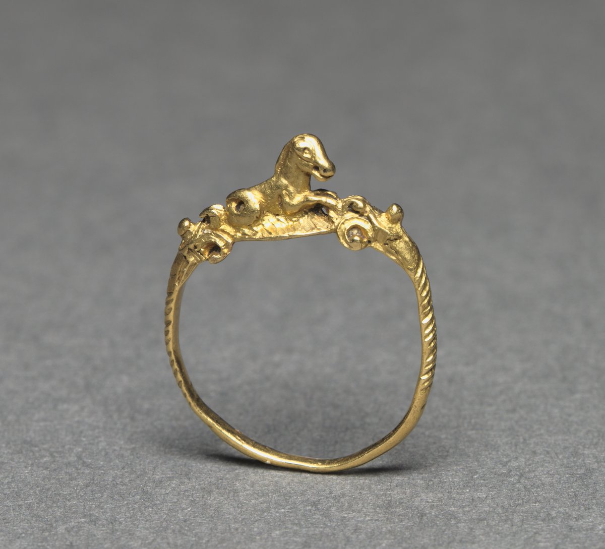 An adorable gold Roman ring featuring a hippocamp riding the waves. Dated to c. 1st - 2nd century CE. 🏛️@ClevelandArt #Roman #Art #History #Classics