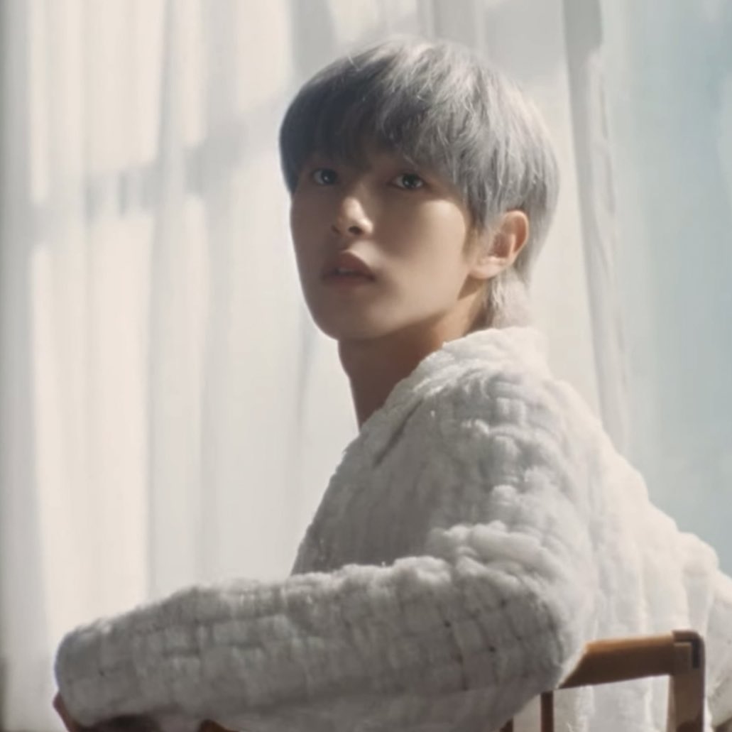 lowquality_rj's tweet photo. 런쥔아…하고 불렀다🍃☁️ https://t.co/dtgKQ0F8Xy