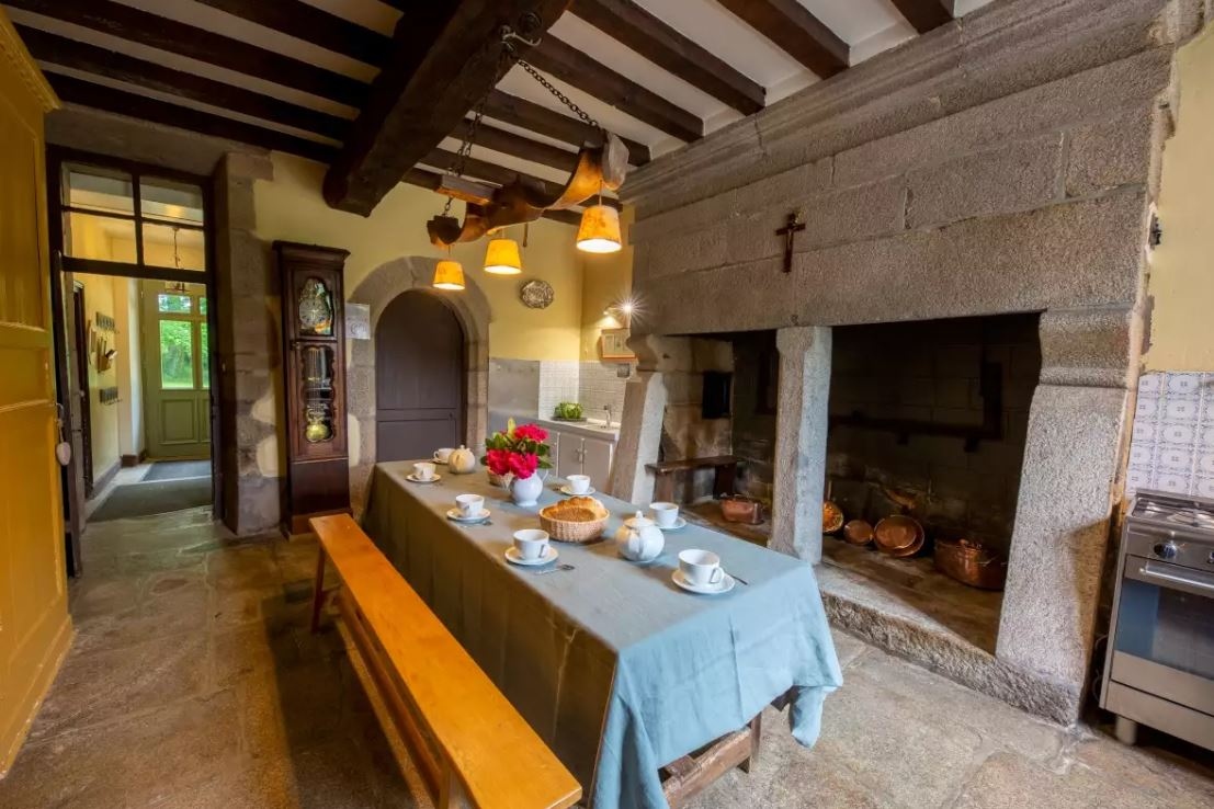 ✨ Cet authentique manoir breton du XVIIe siècle est situé sur la commune de Plounévez-Lochrist, au cœur du Haut Léon, (Finistère Nord). Keraouël est bâti dans un parc arboré de 8 hectares réservé à ses occupants.

🔔 alma-heritage.com/domaine-histor…

#manoirdekeraouel #almaheritage