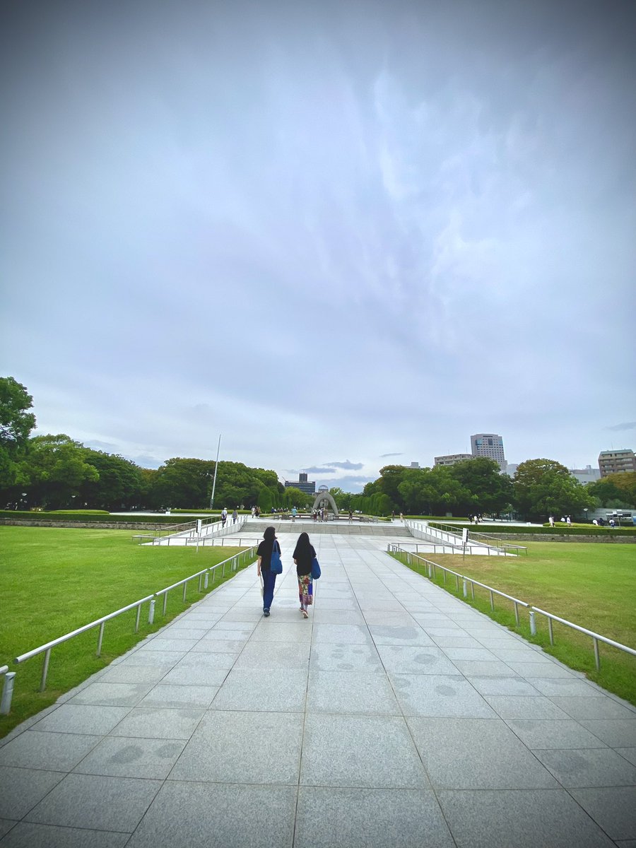 gaugaufukkou's tweet photo. 広島散歩。

平和公園行ッタラMWAMノTシャツ着タ親子連レヲ沢山見カケマシタ。
親子デライブ前ニ平和公園デ散歩ッテナンカ嬉シカッタ👍

ソシテ、道中ミギさん@LightnearO ニモ会ッテ一緒ニ@peace_mosh デスムージーモ頂キマシタ🥤

今宵ハスムージートPEACEパワーデガッツリ暴レテキマス🫡

#NoWar https://t.co/880CN6MYZr