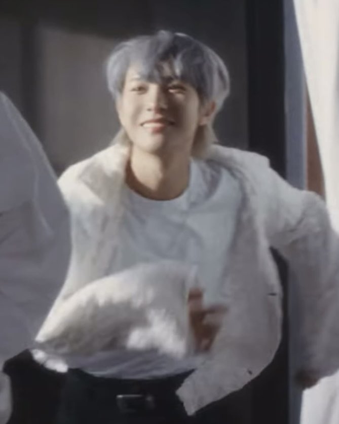 lowquality_rj's tweet photo. 천사 뛰는 중•••👼 https://t.co/tzQ1rz6Nj8