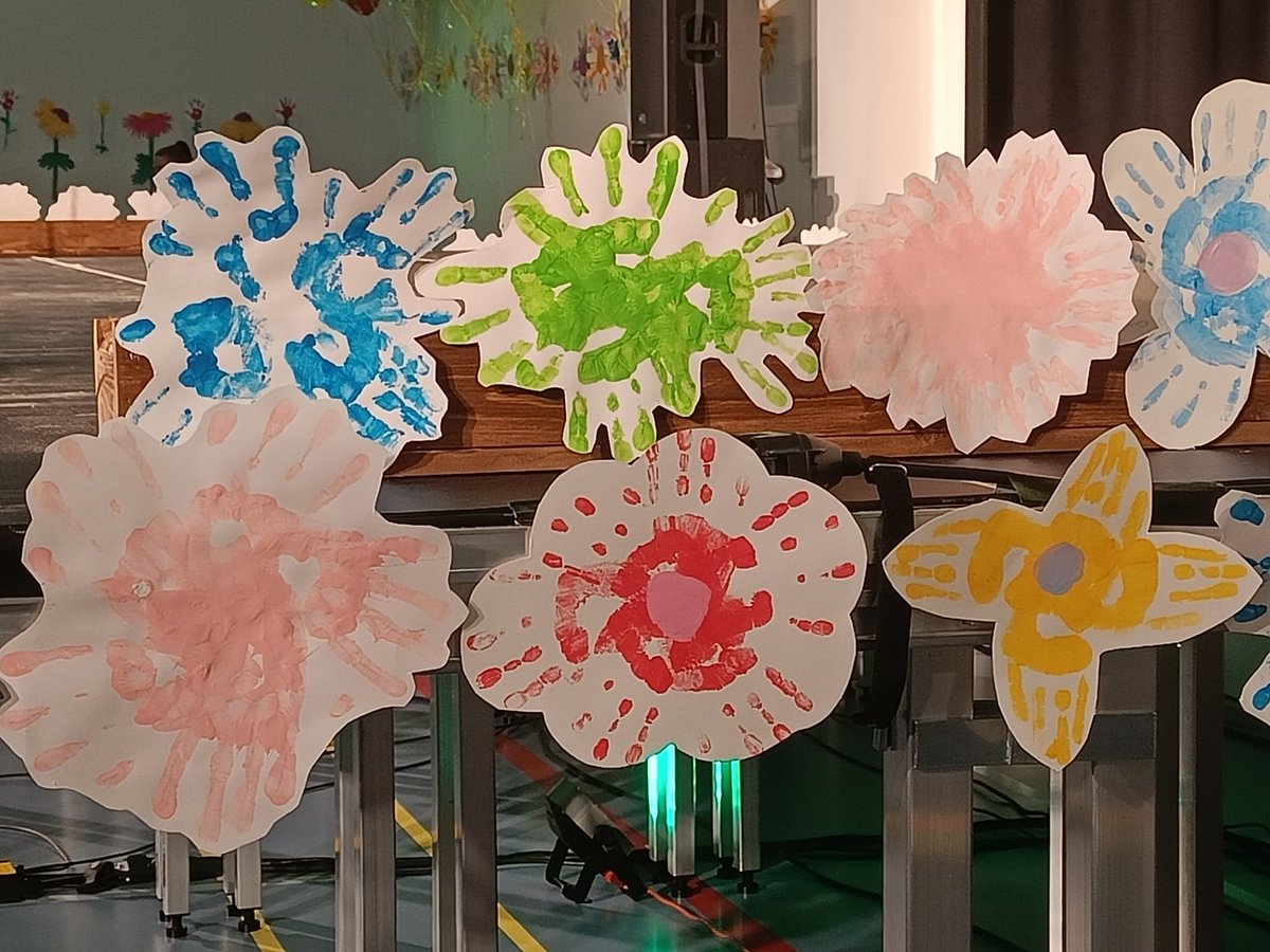 #KouluRauha on julistettu: "Kaikilla on oikeus olla omanlainen ja jokainen meistä on arvokas omana itsenään. Yhdessä me olemme kuin kukkaniitty. Kaikki me kukimme omalla tavallamme." #lapset ja #nuoret sen tietävät! 🧡👏