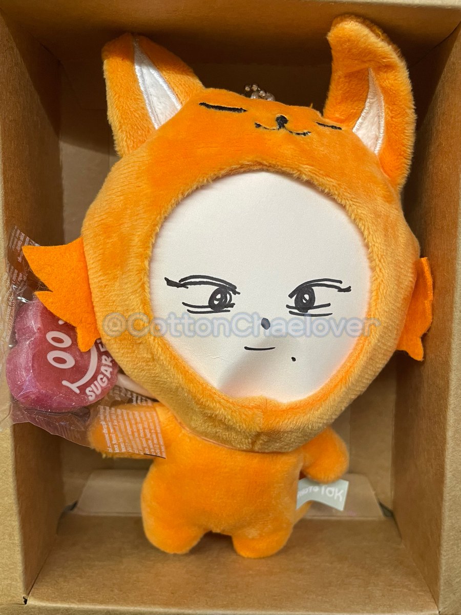 가내조공업 당첨으로 채령이의 역조공이 찾아왔어요🤭✨포카를 뚫고 나오는 령이와🥹귀엽게 사탕까지 매고 있는 인형이 너무나 사랑스럽네요🫶가내조공업 분들 꼭 적게 일하시고 많이 버세요😙