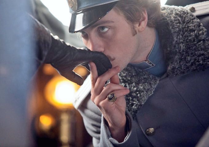 한눈에 반한 유부녀에게 눈을 맞추며 손등에 입 맞추는 남자 이 유명한 컷씬의 출처를 제발 알아주십시오 키이라 나이틀리, 애런 테일러 존슨...