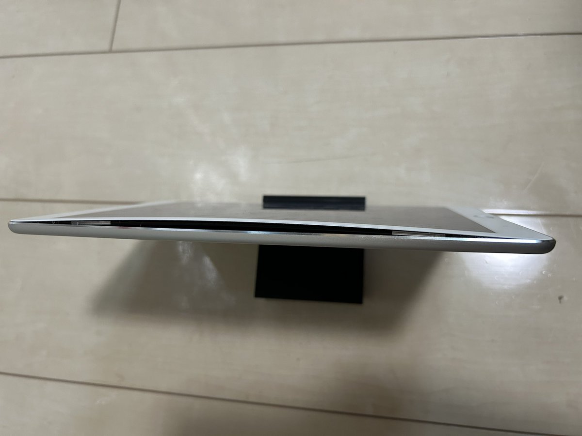 kinghiro1967's tweet photo. #iPadAir2 のバッテリーが膨張して
パンパンに😱
使用期間は7年です😅 https://t.co/ieRNlCDTd3