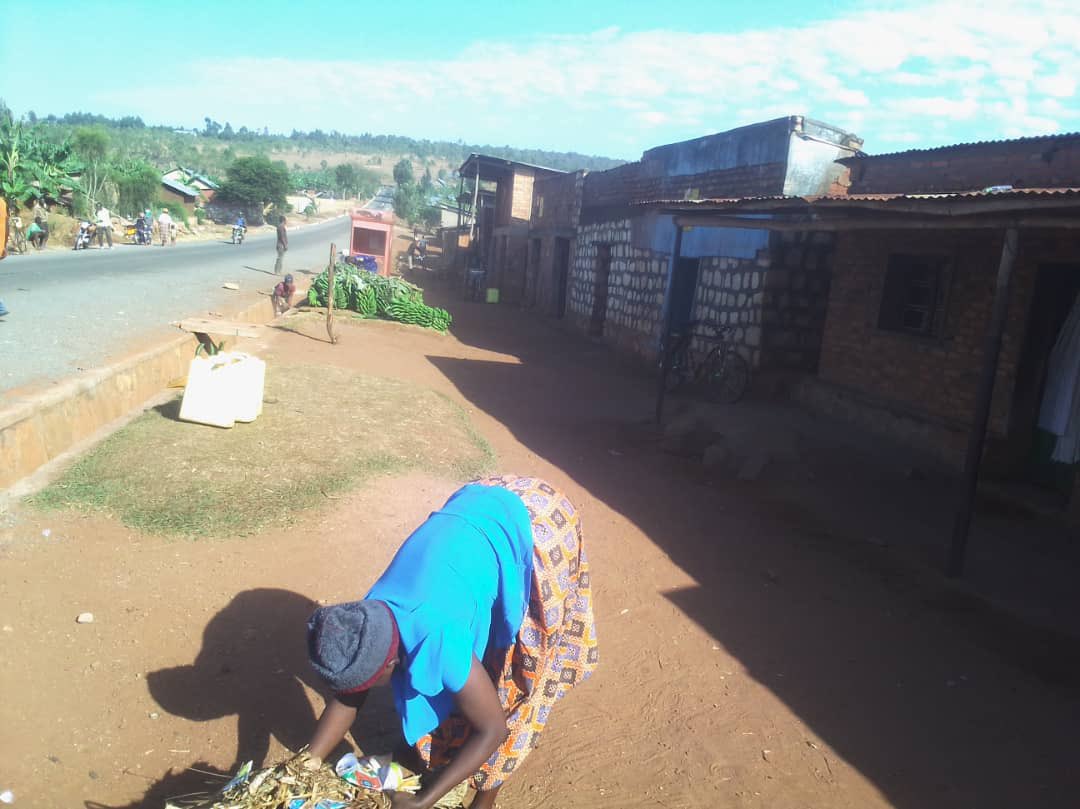 mushikirisector's tweet photo. Muri gahunda ya “Twimakaze umuco w’isuku n’isukura. Inkingi y’ubuzima buzira umuze”, muri iki gitondo, abaturage bo mu Murenge wa Mushikiri, babyukiye mu #gitondo cy’isuku n’isukura, aho bibanze ku bikorwa byo gusukura mu ngo zabo, udusanteri tw’ubucuruzi no gukubura imihanda https://t.co/Q8Ee1EMBmg