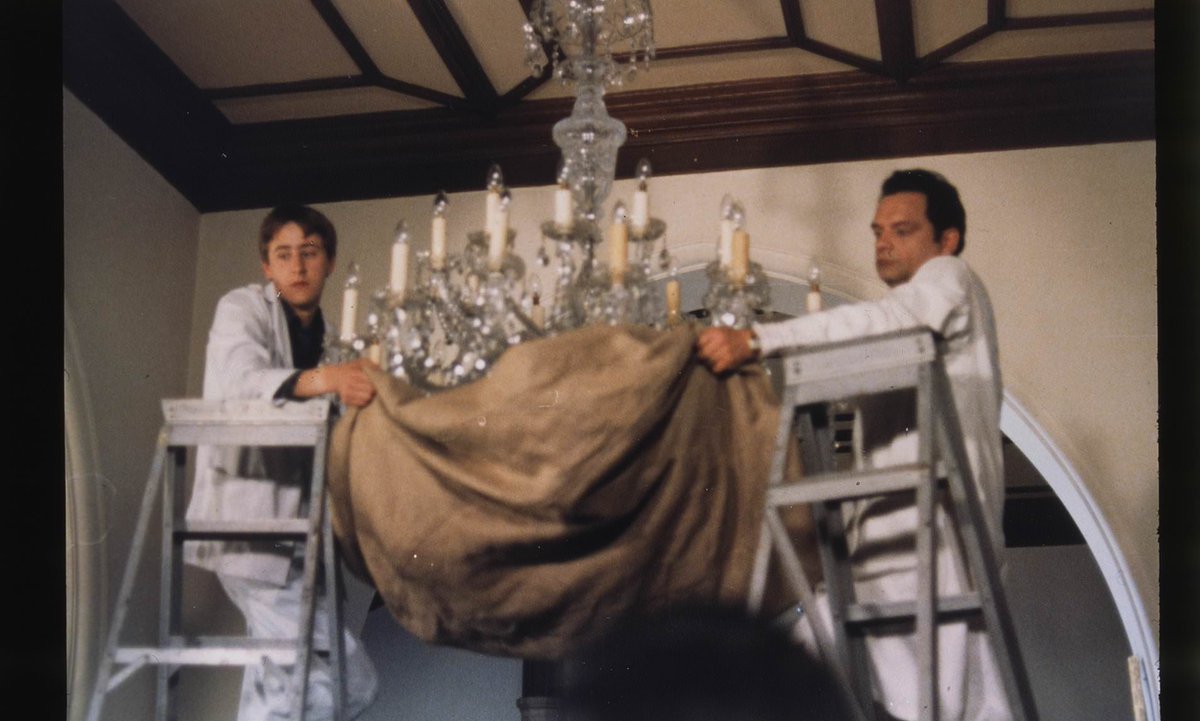 Mofoman360's tweet image. Classic Comedy Chandelier moment with Del Boy and Rodney Sir David Jason and Nicholas Lyndhurst in Only Fools and Horses 😂😂😂😂 #OnlyFoolsandHorses #NicholasLyndhurst #DavidJason