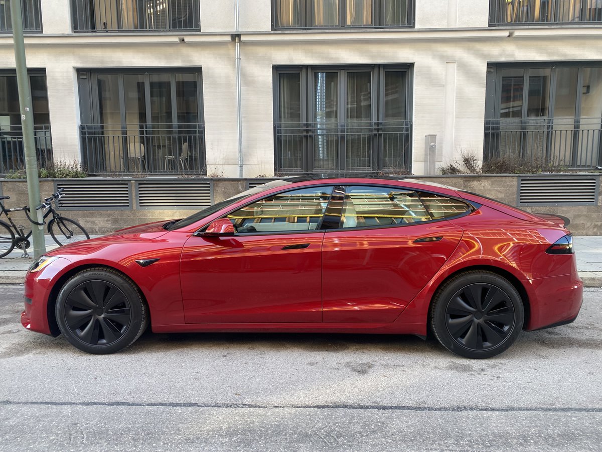 Today I'm going to give a VW Manager who has never driven a BEV a test drive in my Model S Plaid.

Driving a Tesla for the first time has been a transformative event for many people, and I just experienced it with a person last week who owns just a few Tesla shares and didn't