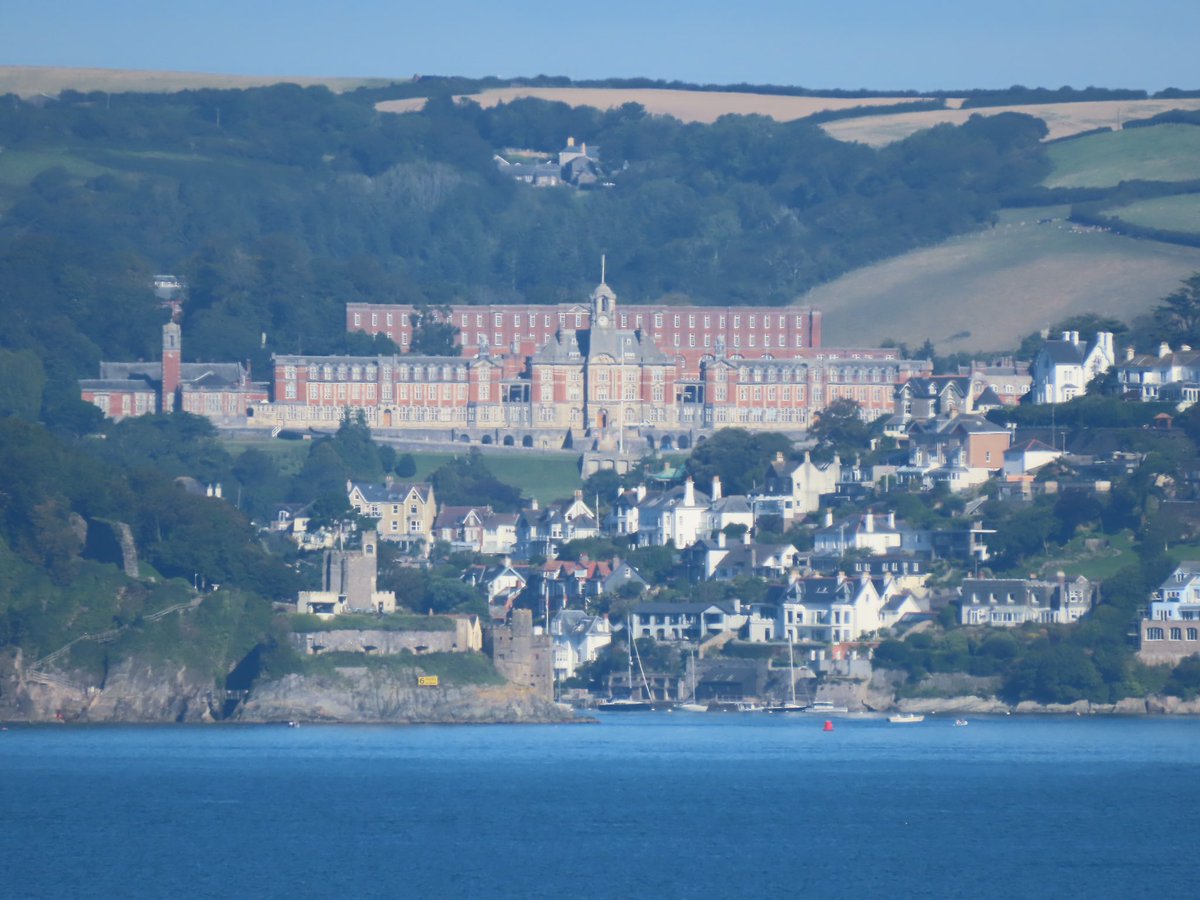 This morning @RFATideforce conducted navigational training in Lyme Bay with stunning views of Britannia Royal Naval College @RFAHeadquarters @CdreDavidEagles @DartmouthBRNC #RFATideforce #careeratsea #RFA #seafarers